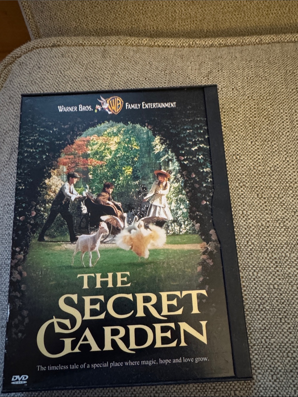 Warner Bros. The Secret Garden — Green & Black Cover with Gold Title